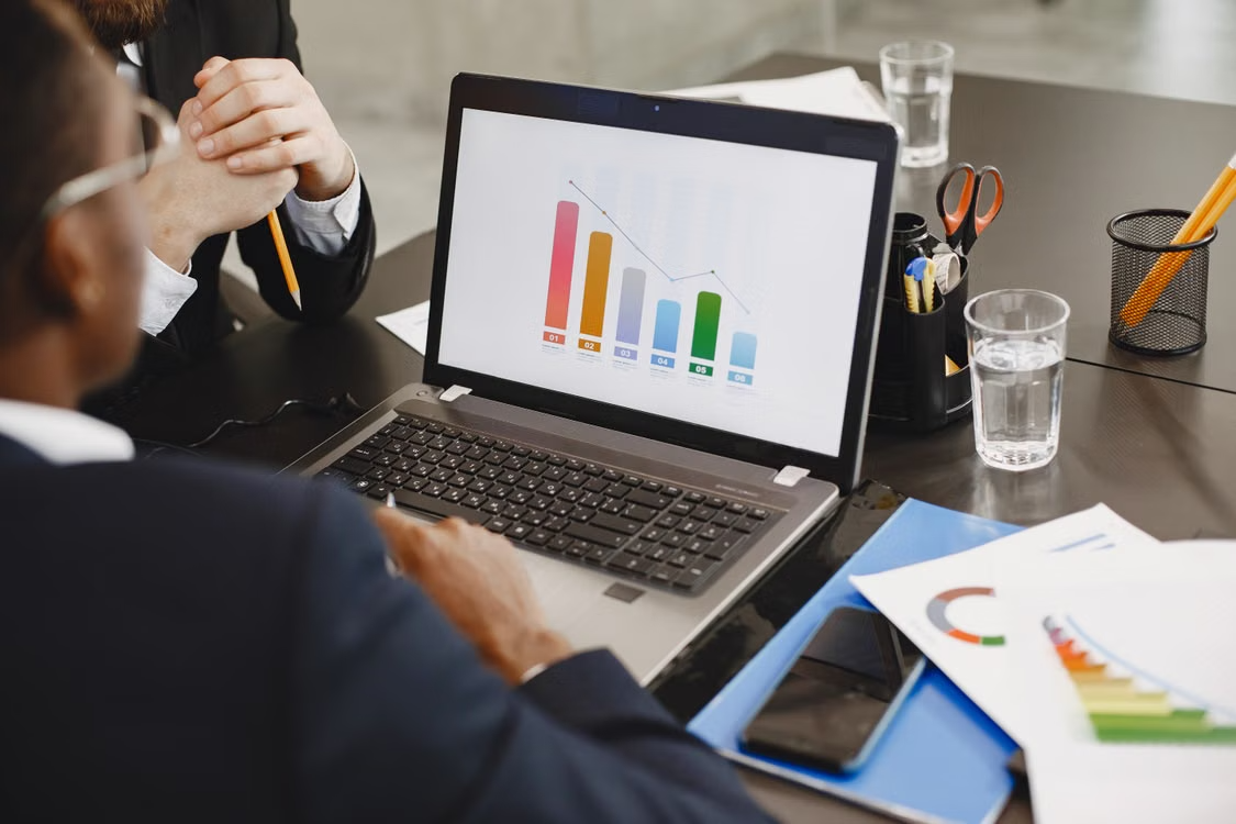 Analyse de tableaux de bord et de graphiques de performance sur un ordinateur portable